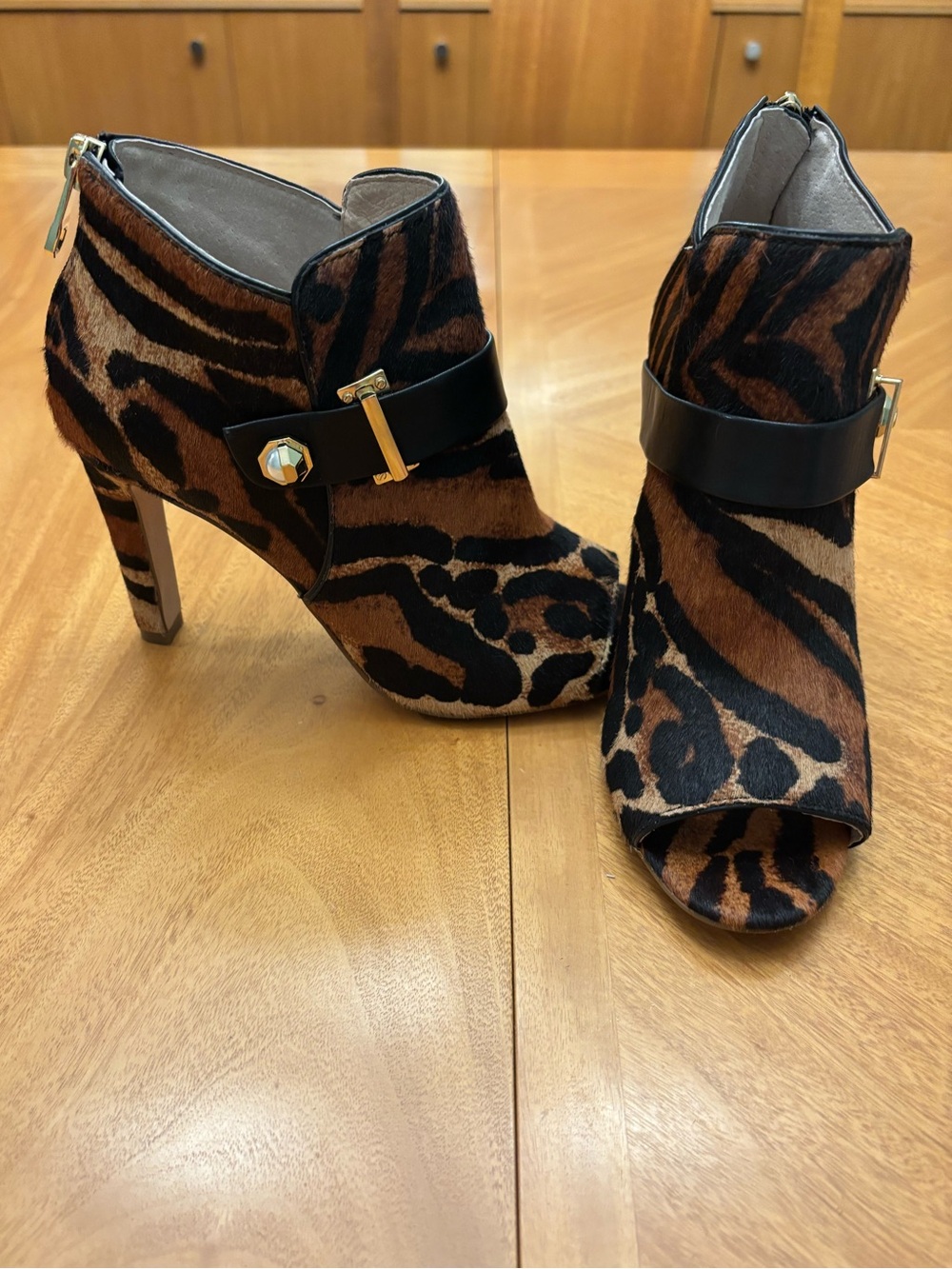 Louise Et Cie Women's Lander Leopard Print Peep-Toe Ankle Boots Size 7.5